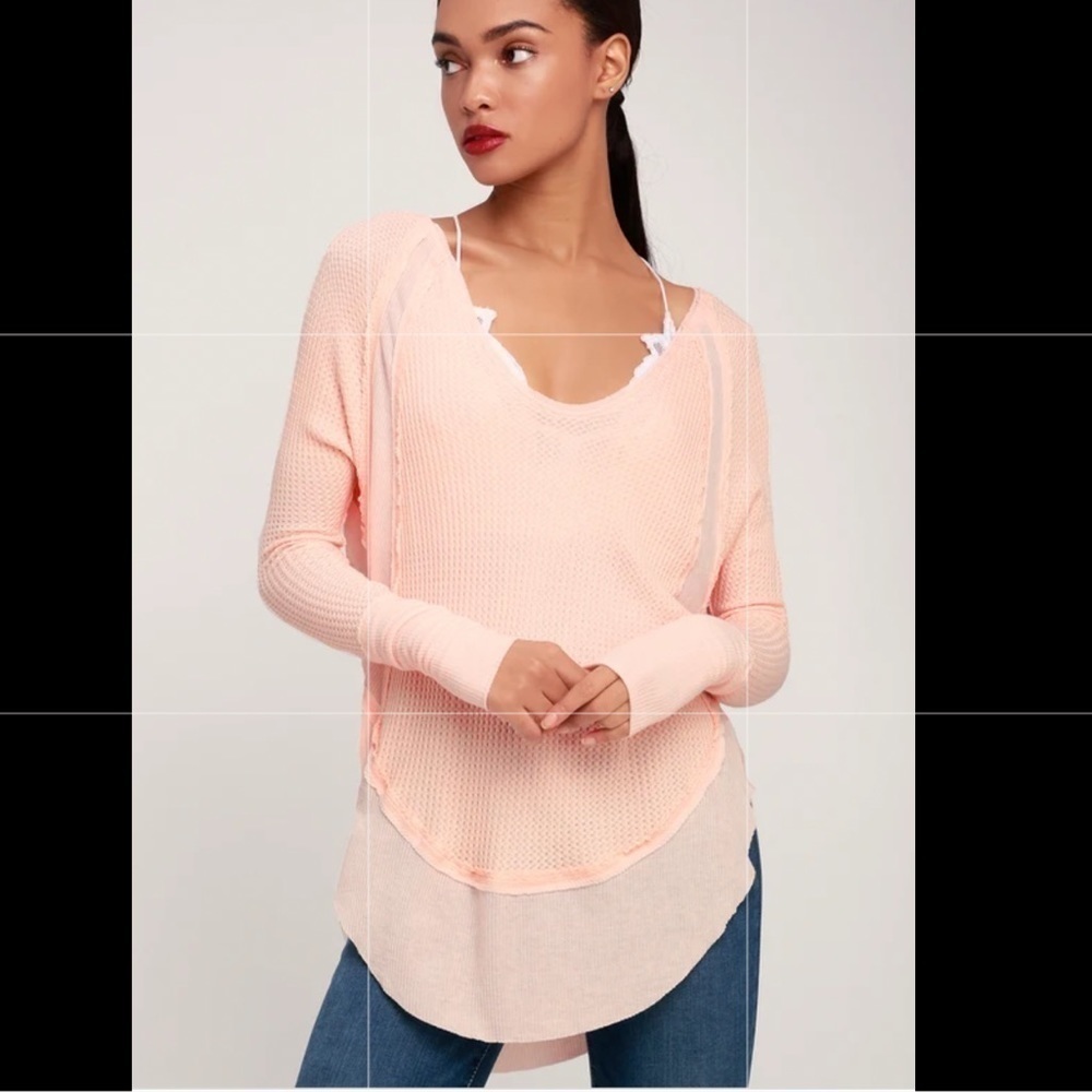 FREE PEOPLE LIGHT PInK LONG SLEEVE
CURVED HI-LOW HEM CATALINA THERMAL TOP
